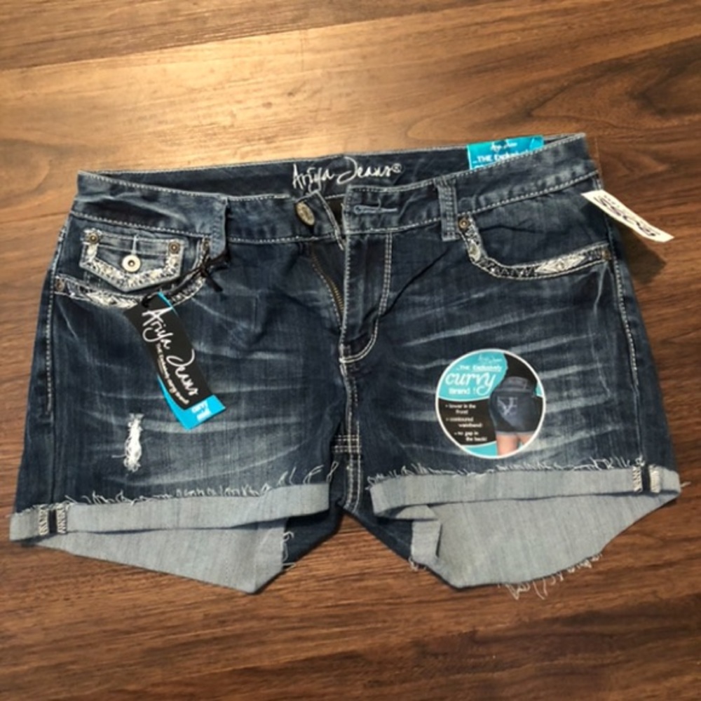 Ariya Jeans curvy midi short. NEW WITH TAGS.
